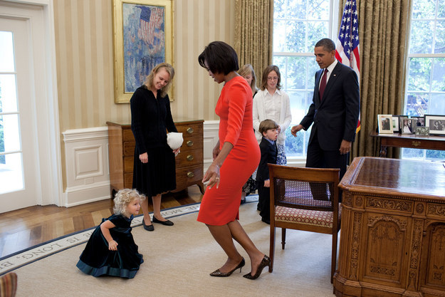 Tất nhiên, phu nhân của Tổng Thống Mỹ cũng chẳng khác chồng mình là bao, bà cũng yêu quý những đứa trẻ vô cùng. (Ảnh: White House)