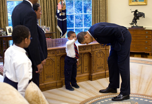 hay đơn giản chỉ là muốn xem tóc của Tổng thống liệu có khác tóc mình hay không… (Ảnh: White House)