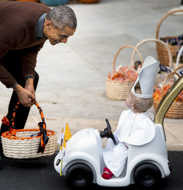 Tổng thống Obama hoàn toàn bấy ngờ khi ông gặp đứa bé này ăn mặc như Đức Giáo Hoàng tại Nhà Trắng.