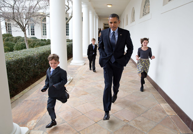 Hoặc có thể trong mắt chúng, ông Obama cũng chỉ là một đứa trẻ giống như chúng, có điều thân xác là to lớn hơn mà thôi. (Ảnh: White House)