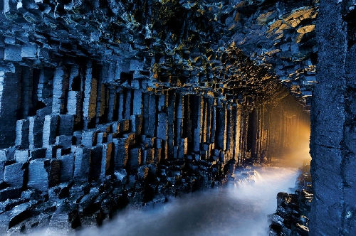 Các cột đá bazan bên trong hang động Fingal. 