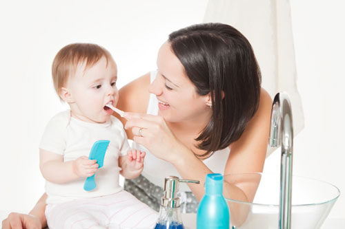 Đánh răng cho trẻ sơ sinh​