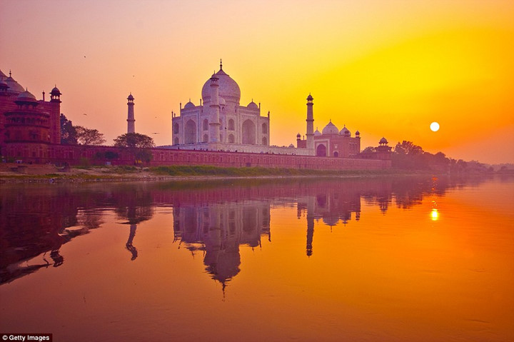 Ở mỗi nơi trên Trái Đất, khung cảnh hoàng hôn lại mang một vẻ đẹp riêng biệt. Điều này được quyết định bởi sự khác nhau trong bầu khí quyển của Trái Đất. Khi hoàng hôn buông xuống, đền Taj Mahal ở Ấn Độ như được nhuộm sắc tím, trong khi mặt trời phát ra những tia nắng cuối ngày màu cam.