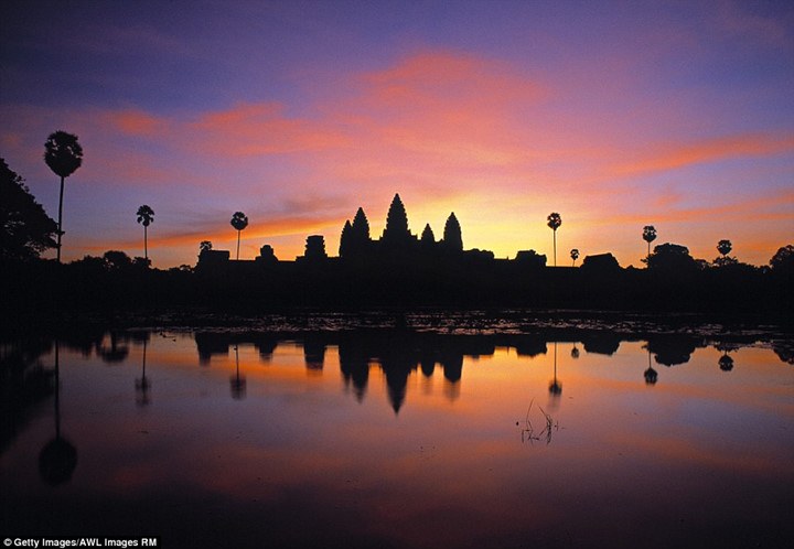 Khung cảnh hoàng hôn lung linh, huyền ảo ở đền Angkor Wat, Campuchia.