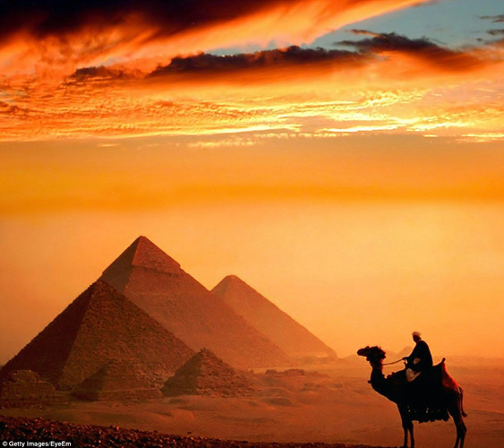 Hoàng hôn ở Đại kim tự tháp Giza, Ai Cập.