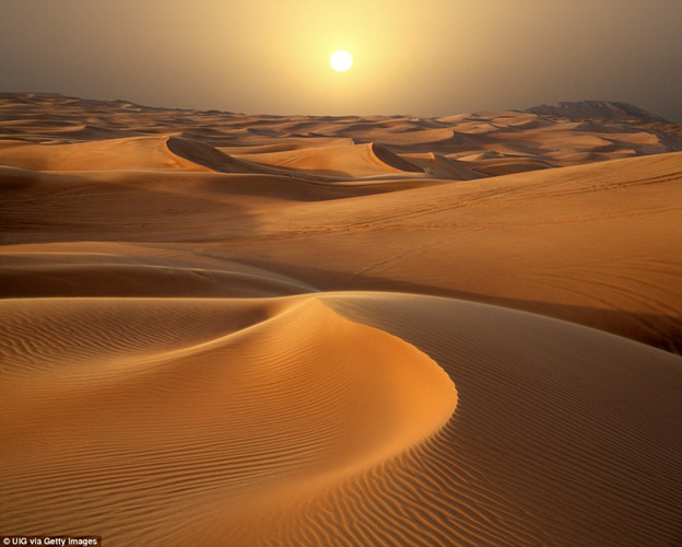 Những tia nắng cuối ngày của mặt trời chiếu rọi lên những cồn cát trên sa mạc ở Dubai.
