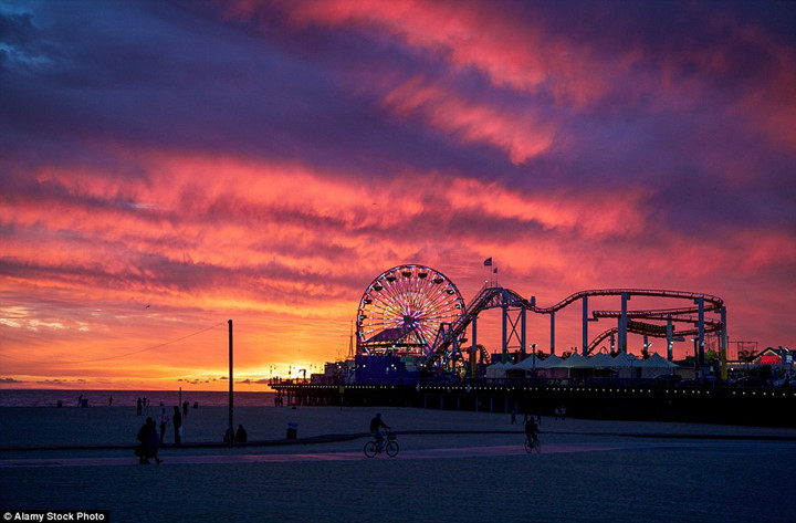 Vòng đu quay ở bãi biển Santa Monica, California, Mỹ nổi bật dưới nền trời hoàng hôn.