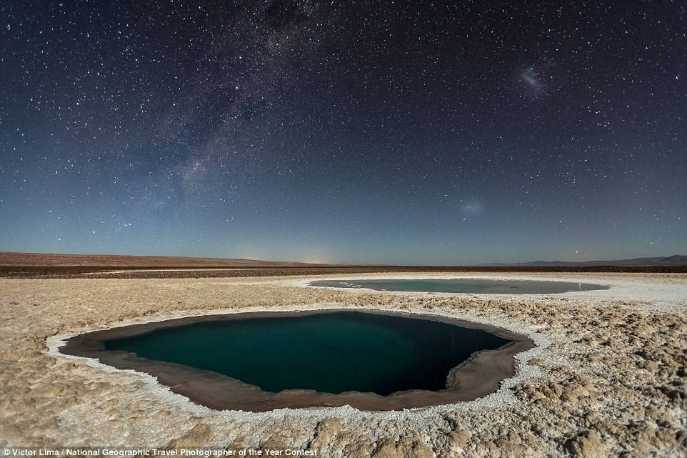 Hồ Baltinache (hay còn gọi là hồ nước bí mật) là loạt 7 hồ cát nằm ở khu vực Salt Cordillera, gần San Pedro de Atacama, phía bắc Chile, thuộc sa mạc Atacama. Tác giả cho rằng mình là người đầu tiên công bố ảnh chụp nơi này vào buổi đêm. (Ảnh: Victor Lima).
