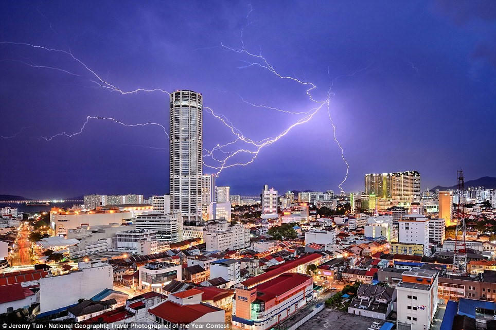 Sét đánh trên nền trời phía sau tháp Komtar, biểu tượng của George Town, Penang, Malaysia. Tòa tháp là biểu tượng cho sự đổi mới của thành phố, nơi có sự pha trộn độc đáo giữa những tòa nhà cổ xưa và hiện đại. (Ảnh: Jeremy Tan).