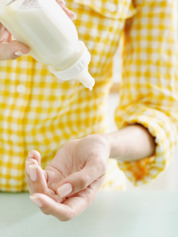 Nhỏ một vào giọt sữa ra tay để kiểm tra nhiệt độ sữa đã thích hợp cho bé dùng hay chưa?