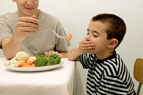 Tuyệt đối cha mẹ không nên ép trẻ ăn