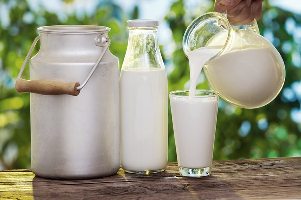 Ưu điểm của sữa tươi là thành phần dinh dưỡng nồng độ các dưỡng chất hợp lý và cân bằng 