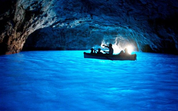 Hang động Blue Grotto huyền bí ở thành phố Capri, Italy