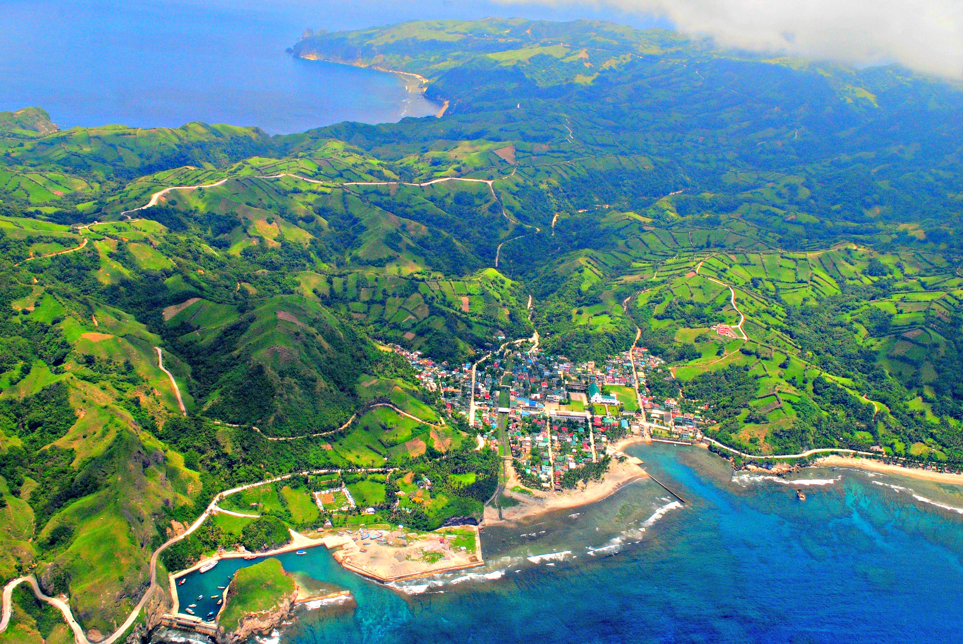 Thiên đường Batanes, với những thung lũng trải dài xuống biển xanh biếc