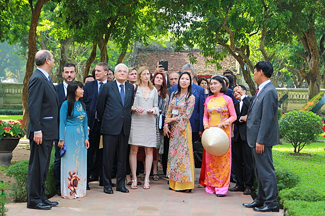 Tổng thống Italia Sergio Matterella cùng phái đoàn đã tới thăm Văn Miếu Quốc Tử Giám