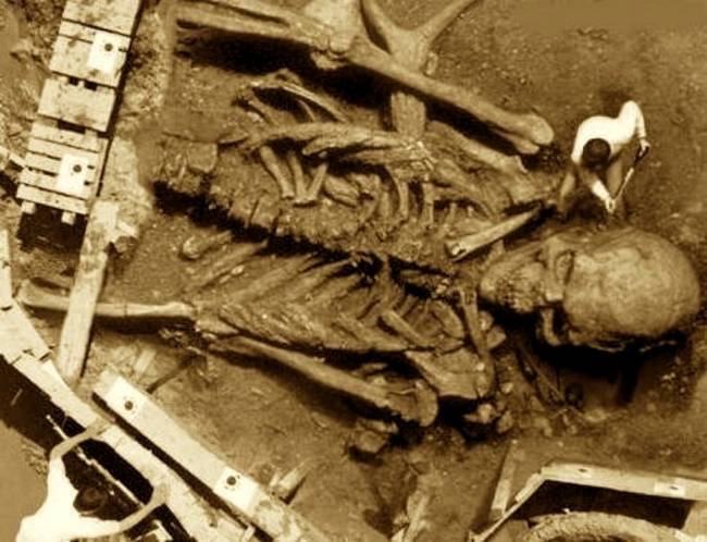 Bộ xương cốt người khổng lồ được tìm thấy ở Rumani – ghi trong hồ sơ của CIA Mỹ