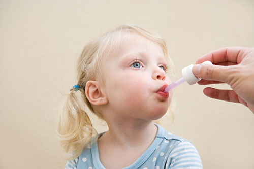 Lạm dụng thuốc hạ sốt cho trẻ uống là một sai lầm tai hại