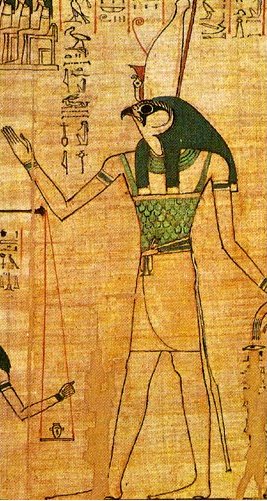 Thần Horus với gương mặt chim ưng và trang phục mũ miện của Pharaoh.