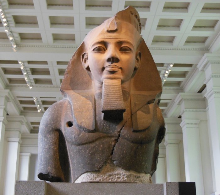 Một Pharaoh đeo chòm râu giả để có thể cảm thấy gần gũi hơn với các vị Thần.