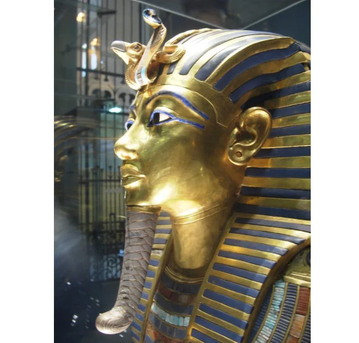 Pharaoh đeo một loại vương miện gọi là Nemes