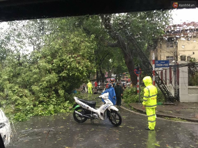 Ảnh hưởng bão số 1 đang gây ra mưa to gió giật cực lớn ở Hà Nội và các tỉnh phía Bắc - Ảnh 19.
