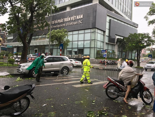 Ảnh hưởng bão số 1 đang gây ra mưa to gió giật cực lớn ở Hà Nội và các tỉnh phía Bắc - Ảnh 20.