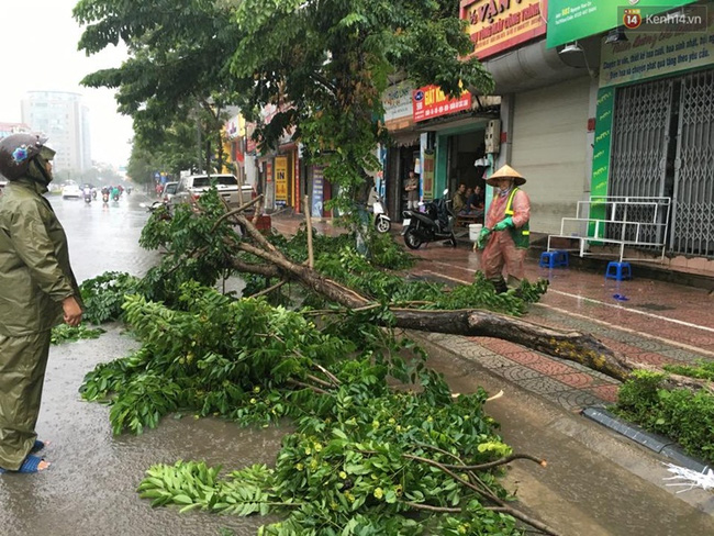 Ảnh hưởng bão số 1 đang gây ra mưa to gió giật cực lớn ở Hà Nội và các tỉnh phía Bắc - Ảnh 5.