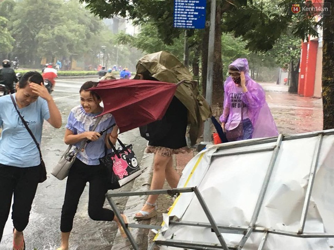 Ảnh hưởng bão số 1 đang gây ra mưa to gió giật cực lớn ở Hà Nội và các tỉnh phía Bắc - Ảnh 6.