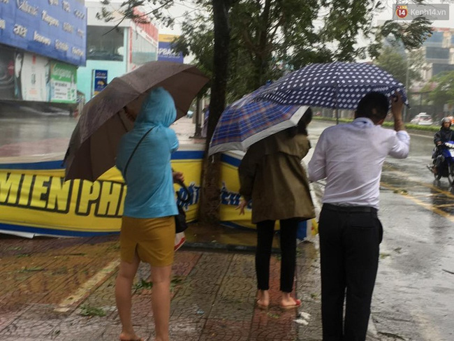 Ảnh hưởng bão số 1 đang gây ra mưa to gió giật cực lớn ở Hà Nội và các tỉnh phía Bắc - Ảnh 7.