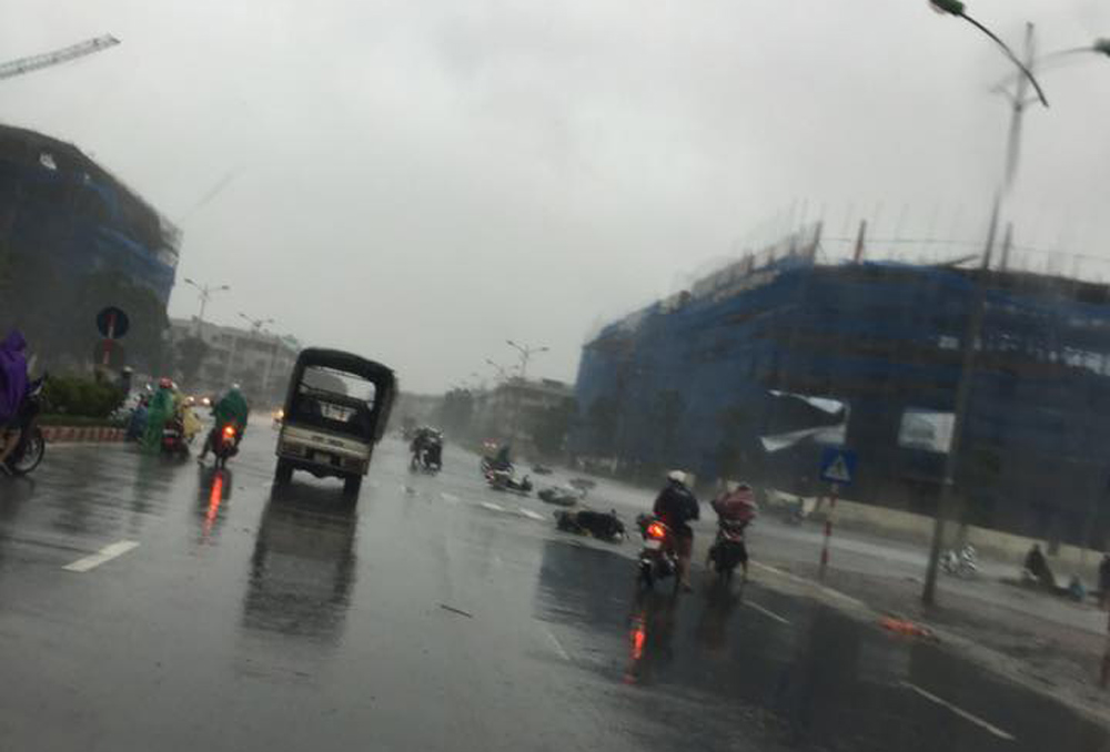 Gió giật cấp 6,7 khiến các xe máy đổ như ngả rạ trên đường Dương Đình Nghệ vào sáng sớm nay. Ảnh: Hoang Huy - Otofun 