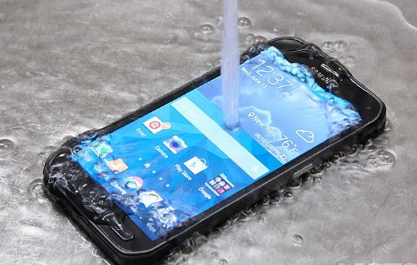 Những chiếc smartphone chống nước, chống bụi bẩn và chịu va đập tốt phù hợp để du lịch