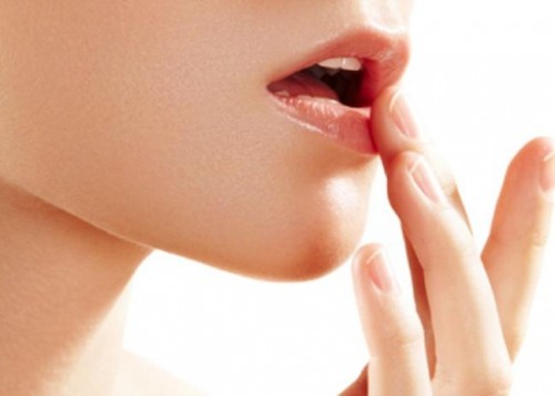Dưỡng môi với dầu olive mỗi ngày mang lại vẻ hồng hào, căng mịn cho đôi môi của bạn