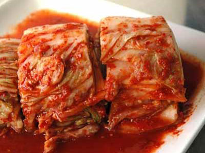 Món kim chi của Hàn Quốc được ướp lên rất nhiểu bột ớt khô tạo nên vị cay đặc trưng không thể lẫn vào đâu