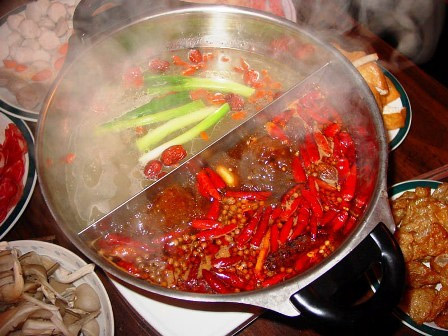 Những món ăn Tứ Xuyên từ lâu được biết đến với rất nhiều ớt. Trong đó nổi tiếng nhất là món lẩu vừa nóng vừa cay.