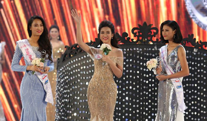Đỗ Mỹ Linh đăng quang cùng 2 Á hậu Ngô Thanh Thanh Tú (trái) và Huỳnh Thị Thùy Dung (phải)
