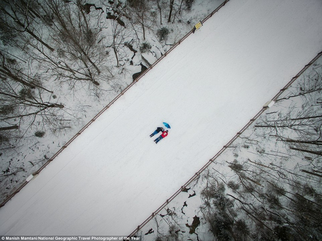 Nhiếp ảnh gia Manish Mamtani cùng người bạn đồng hành của anh đã thực hiện bức hình này khi hai người nằm trên cây cầu phủ đầy tuyết trắng ở Mittersill, New Hampshire, Mỹ. Ảnh chụp từ một máy bay không người lái.