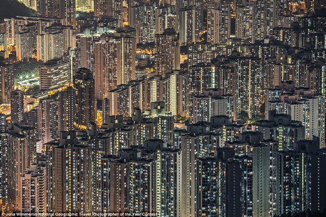 Hình ảnh cho thấy kiến trúc tuyệt vời nhưng ngột ngạt ở Hong Kong khi các tòa nhà chọc trời mọc lên san sát nhau. Nó cũng cho thấy cuộc sống chật chội ở đô thị lớn của Trung Quốc đang trở nên bức bối ra sao.