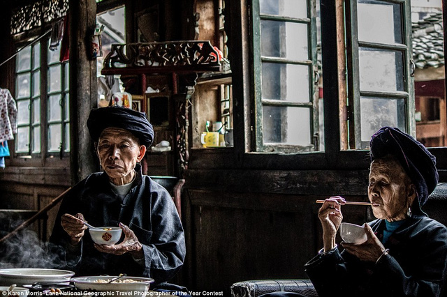 Nhiếp ảnh gia Karen Morris-Lanz được cặp vợ chồng người địa phương mời ăn trưa trong một chuyến công tác ở Longsheng, Trung Quốc.