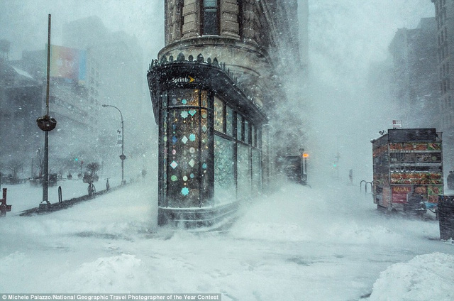 Nhiếp ảnh gia Michele Palazzo “tóm gọn” khoảnh khắc tòa nhà Flatiron ở New York đang bị bao phủ bởi cơn bão tuyết Jonas hoành hành khắp thành phố.