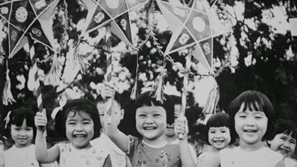Trẻ em vui sướng bên đèn Ông Sao (1989).