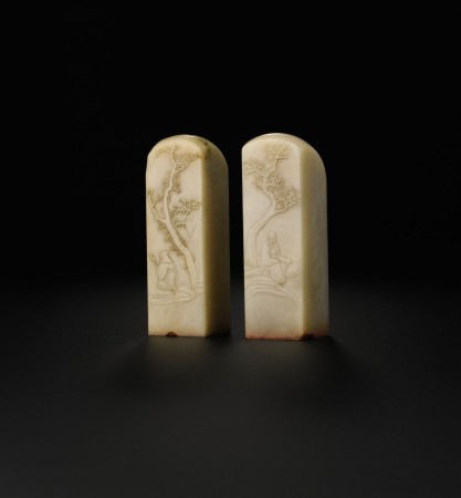 Một cặp dấu triện của nghệ sĩ Soapstone, cuối nhà Thanh. Chiều cao 3 in, 7,7 cm. Giá ước tính 5.000 – 7.000 USD. 