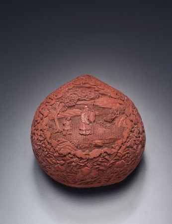 Một hộp sơn mài màu đỏ dạng chạm khắc từ thế kỷ 18. Giá ước tính 5.000 – 7.000 USD