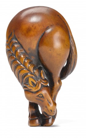 Một netsuke bằng gỗ tạo hình chú ngựa Edo (thế kỷ 18) cao 27/8 inch. Giá  10.000–15.000 USD.