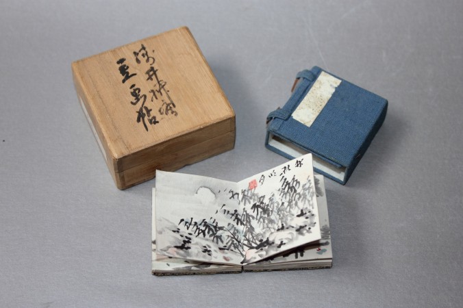 Quyển sách nhỏ của họa sĩ thế kỷ 19 Ryuto – gồm 12 bức họa phong cảnh, kích thước 1 5/8 inch và 3 inch. 
