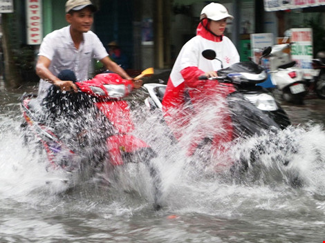 Đường Trần Nhân Tôn, quận 10 nước ngập lênh láng sau cơn mưa. 
