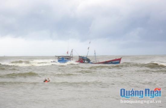 Hai tàu cá bị chìm tại Quảng Ngãi. 