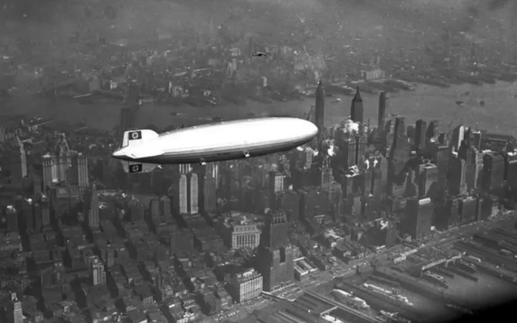 Khinh khí cầu Hindenburg bay trên bầu trời New York năm 1937.