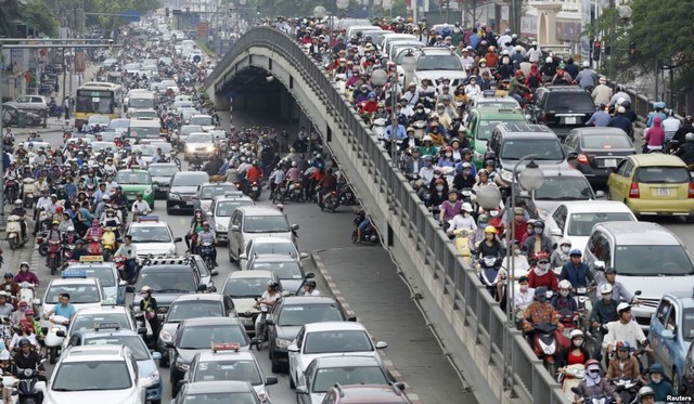 Phương tiện giao thông trên đường phố Hà Nội. 