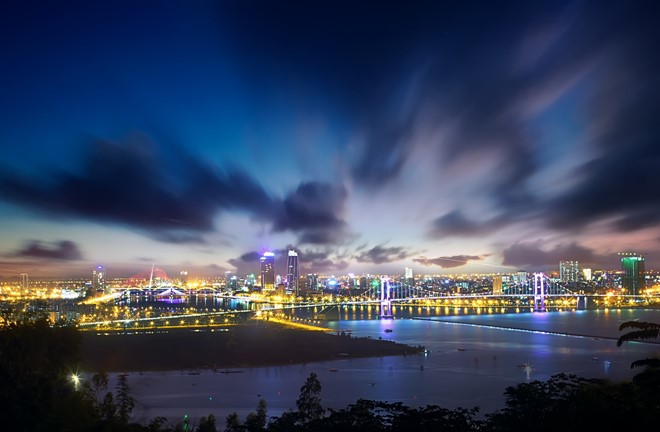 Dòng sông Hàn thơ mộng, ngày càng như xích lại gần nhau hơn vì sự xuất hiện của những chiếc cầu tạo nên điểm nhấn ấn tượng. Mỗi chiếc cầu là một công trình nghệ thuật, với những kiến trúc đa dạng và độc đáo. 
