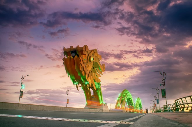 Cầu Rồng mô phỏng hình con rồng mạnh mẽ vươn ra biển, có chiều dài 666,5 m, 6 làn xe, hai làn đường dành cho người đi bộ. Đây là sự kết hợp hài hòa giữa nghệ thuật và công năng, là sự hấp dẫn hàng đầu đối với du khách 